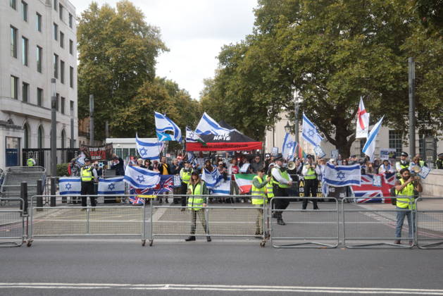 Image Licensed to Parsons Media. 10 10 2026. London, United Kingdom. Palestine Coalition Protest. Palestine Coalition protest march through London, with zionist counter protesters gathered outside New Scotland Yard.  Copyright: xMartynxWheatleyx xParsonsxMediax PAR-9243-0006