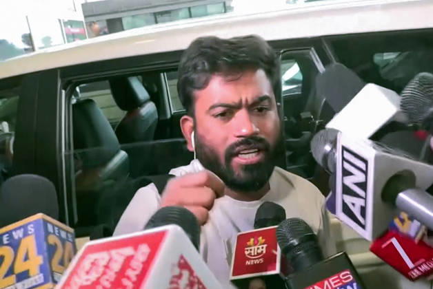RECORD DATE NOT STATED CJP Founder Abhijeet Dipke detain by the Police at Delhi Airport New Delhi, Oct 10 (ANI): Cockroach Janta Party (CJP) Founder Abhijeet Dipke speaks to the media while detained by the Police after the flight landed at IGI Airport, in New Delhi on Saturday. (ANI Video Grab) Delhi New Delhi India Copyright: xANIx ANI_20261010006