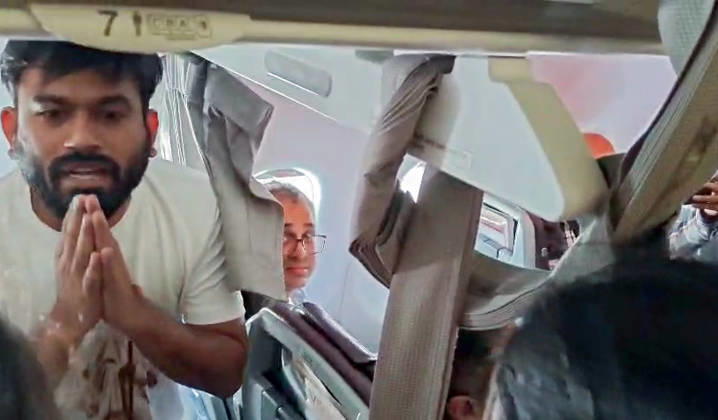 RECORD DATE NOT STATED CJP Founder Abhijeet Dipke detain by the Police at Delhi Airport New Delhi, Oct 10 (ANI): Cockroach Janta Party (CJP) Founder Abhijeet Dipke detain by the Police after the flight landed at IGI Airport, in New Delhi on Saturday. (ANI Video Grab) Delhi New Delhi India Copyright: xANIx ANI_20261010009