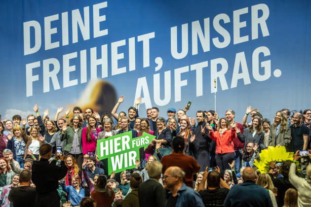 Gruppenfoto auf der Bühne, Slogan Hier fürs Wir: alle in Kommunalparlamente gewählten Mandatsträgern der GRÜNEN, die ihr Mandat bei den Kommunalwahlen Bayern im März 2026 gewonnen haben, Landesparteitag der GRÜNEN, Landshut, 10. Oktober 2026 Deutschland, Landshut, 10. Oktober 2026, Landesparteitag der bayerischen GRÜNEN, riesige Fotoaktion Gruppenfoto auf der Bühne, Slogan Hier fürs Wir: alle in Kommunalparlamente gewählten Mandatsträgern der GRÜNEN, die ihr Mandat bei den Kommunalwahlen Bayern im März 2026 gewonnen haben, Gemeinderäte, Bezirksräte, Bezirksräte, Foto zeigt Ausschnitt des Gruppenfotos, rechts und links standen viele weitere Mandatsträger, Thema des Parteitags: Wie können wir unsere Freiheit sichern?, Spark