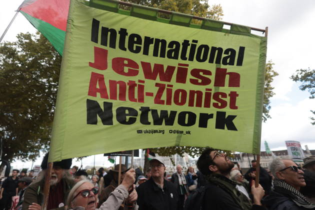 Image Licensed to Parsons Media. 10 10 2026. London, United Kingdom. Palestine Coalition Protest. Palestine Coalition protest march through London, with zionist counter protesters gathered outside New Scotland Yard.  Copyright: xMartynxWheatleyx xParsonsxMediax PAR-9243-0018