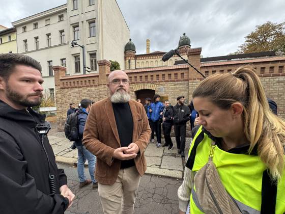 09.10.2026 Halle Saale Halle (Saale) Halle Saale Sachsen-Anhalt Ansicht Stadtansicht Sachsen Anhalt Ansicht Dem Landtagvizepräsidenten Hans-Thomas Tillschneider ( AfD ) wird der Zutritt zur Synagoge versperrt Es ist der siebte Jahrestag: Am 9. Oktober 2019 versuchte ein Attentäter, am höchsten jüdischen Feiertag Jom Kippur die hallesche Synagoge anzugreifen, und tötete zwei Menschen. Eine Menschenkette der Organisiert wurde sie von der Jüdischen Studierendenunion Deutschland verwehrte Tillschneider den Zugang ï¿½