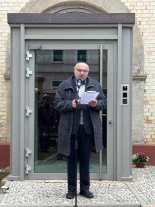 09.10.2026 Halle Saale Halle (Saale) Halle Saale Sachsen-Anhalt Ansicht Stadtansicht Sachsen Anhalt Ansicht Dem Landtagvizepräsidenten Hans-Thomas Tillschneider ( AfD ) wird der Zutritt zur Synagoge versperrt Es ist der siebte Jahrestag: Am 9. Oktober 2019 versuchte ein Attentäter, am höchsten jüdischen Feiertag Jom Kippur die hallesche Synagoge anzugreifen, und tötete zwei Menschen. Eine Menschenkette der Organisiert wurde sie von der Jüdischen Studierendenunion Deutschland verwehrte Tillschneider den Zugang foto : Der Vorsitzende der Jüdischen Gemeinde, Max Privorotzki ï¿½