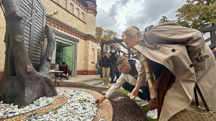09.10.2026 Halle Saale Halle (Saale) Halle Saale Sachsen-Anhalt Ansicht Stadtansicht Sachsen Anhalt Ansicht Dem Landtagvizepräsidenten Hans-Thomas Tillschneider ( AfD ) wird der Zutritt zur Synagoge versperrt Es ist der siebte Jahrestag: Am 9. Oktober 2019 versuchte ein Attentäter, am höchsten jüdischen Feiertag Jom Kippur die hallesche Synagoge anzugreifen, und tötete zwei Menschen. Eine Menschenkette der Organisiert wurde sie von der Jüdischen Studierendenunion Deutschland verwehrte Tillschneider den Zugang ï¿½