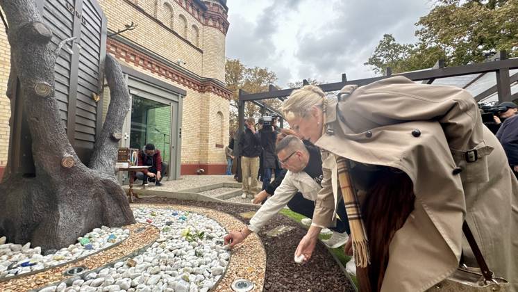 09.10.2026 Halle Saale Halle (Saale) Halle Saale Sachsen-Anhalt Ansicht Stadtansicht Sachsen Anhalt Ansicht Dem Landtagvizepräsidenten Hans-Thomas Tillschneider ( AfD ) wird der Zutritt zur Synagoge versperrt Es ist der siebte Jahrestag: Am 9. Oktober 2019 versuchte ein Attentäter, am höchsten jüdischen Feiertag Jom Kippur die hallesche Synagoge anzugreifen, und tötete zwei Menschen. Eine Menschenkette der Organisiert wurde sie von der Jüdischen Studierendenunion Deutschland verwehrte Tillschneider den Zugang ï¿½