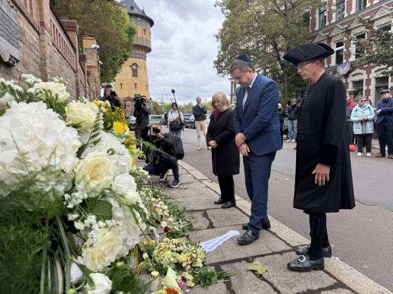 09.10.2026 Halle Saale Halle (Saale) Halle Saale Sachsen-Anhalt Ansicht Stadtansicht Sachsen Anhalt Ansicht Dem Landtagvizepräsidenten Hans-Thomas Tillschneider ( AfD ) wird der Zutritt zur Synagoge versperrt Es ist der siebte Jahrestag: Am 9. Oktober 2019 versuchte ein Attentäter, am höchsten jüdischen Feiertag Jom Kippur die hallesche Synagoge anzugreifen, und tötete zwei Menschen. Eine Menschenkette der Organisiert wurde sie von der Jüdischen Studierendenunion Deutschland verwehrte Tillschneider den Zugang ï¿½