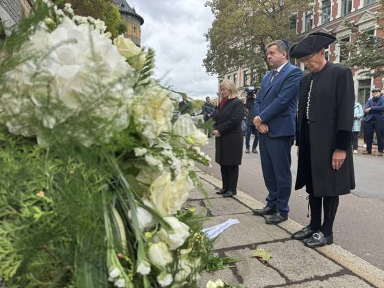 09.10.2026 Halle Saale Halle (Saale) Halle Saale Sachsen-Anhalt Ansicht Stadtansicht Sachsen Anhalt Ansicht Dem Landtagvizepräsidenten Hans-Thomas Tillschneider ( AfD ) wird der Zutritt zur Synagoge versperrt Es ist der siebte Jahrestag: Am 9. Oktober 2019 versuchte ein Attentäter, am höchsten jüdischen Feiertag Jom Kippur die hallesche Synagoge anzugreifen, und tötete zwei Menschen. Eine Menschenkette der Organisiert wurde sie von der Jüdischen Studierendenunion Deutschland verwehrte Tillschneider den Zugang ï¿½