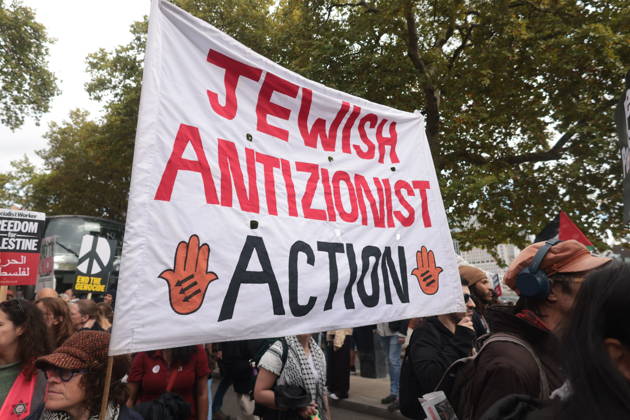 Image Licensed to Parsons Media. 10 10 2026. London, United Kingdom. Palestine Coalition Protest. Palestine Coalition protest march through London, with zionist counter protesters gathered outside New Scotland Yard.  Copyright: xMartynxWheatleyx xParsonsxMediax PAR-9243-0019