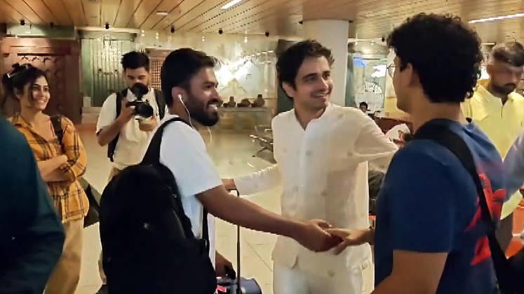 RECORD DATE NOT STATED CJP Founder Abhijeet Dipke leaves for Delhi ahead of the protest at Jantar Mantar Mumbai, Oct 10 (ANI): Cockroach Janta Party (CJP) Founder Abhijeet Dipke interacts with party National Spokesperson Ashutosh Ranka and NCP-SCP spokesperson Anish Gawande as they leave for Delhi ahead of the protest at Jantar Mantar, in Mumbai on Saturday. (ANI Video Grab) Mumbai Maharashtra India Copyright: xANIx ANI_20261010148