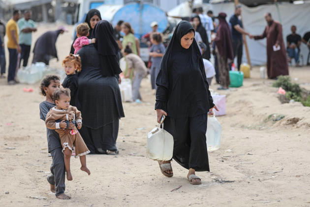 Palestinians still lack basic necessities amid Israel attacks DEIR AL BALAH, GAZA, PALESTINE - OCTOBER 10: Palestinians living in tents set up in the Bureij area carry water in containers to their makeshift shelters in Deir al Balah, Gaza, Palestine on October 10, 2026.The humanitarian crisis in the region continues to deepen, with thousands of displaced families struggling to survive without access to the most basic necessities. Adam Bilal Anadolu Deir al Balah Gaza. Editorial use only. Please get in touch for any other usage.  Copyright: x2026xAnadoluxAdamxBilalx