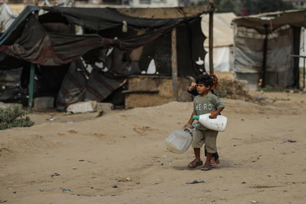Palestinians still lack basic necessities amid Israel attacks DEIR AL BALAH, GAZA, PALESTINE - OCTOBER 10: Palestinians living in tents set up in the Bureij area carry water in containers to their makeshift shelters in Deir al Balah, Gaza, Palestine on October 10, 2026.The humanitarian crisis in the region continues to deepen, with thousands of displaced families struggling to survive without access to the most basic necessities. Adam Bilal Anadolu Deir al Balah Gaza. Editorial use only. Please get in touch for any other usage.  Copyright: x2026xAnadoluxAdamxBilalx