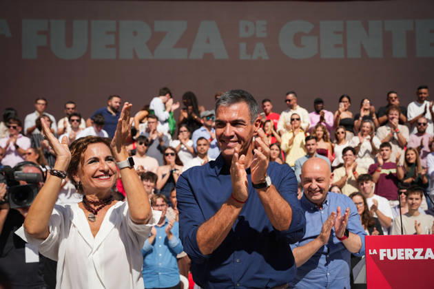 Pedro Sánchez participates in the first pre-campaign event in Dos Hermanas, Seville. The secretary-general of the PSOE A, María Jesús Montero i, the mayor of Dos Hermanas and Secretary of Organization for the PSOE A, Francisco Rodríguez d, and the Secretary General of the PSOE and Prime Minister, Pedro Sánchez c, at the first pre-campaign event for the November 29 elections A on October 10, 2026, in Dos Hermanas, Seville, Andalusia, Spain October 10, 2026 María José Ló Dos Hermanas, Seville Dos Hermanas, Seville Spain Copyright: xMariaxJosà xLopezx 7834772