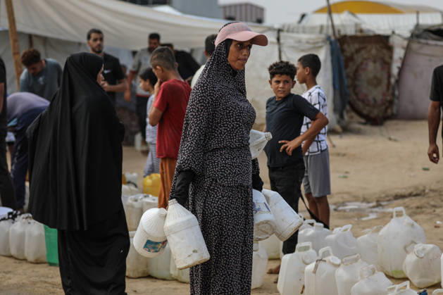 Palestinians still lack basic necessities amid Israel attacks DEIR AL BALAH, GAZA, PALESTINE - OCTOBER 10: Palestinians living in tents set up in the Bureij area carry water in containers to their makeshift shelters in Deir al Balah, Gaza, Palestine on October 10, 2026.The humanitarian crisis in the region continues to deepen, with thousands of displaced families struggling to survive without access to the most basic necessities. Adam Bilal Anadolu Deir al Balah Gaza. Editorial use only. Please get in touch for any other usage.  Copyright: x2026xAnadoluxAdamxBilalx