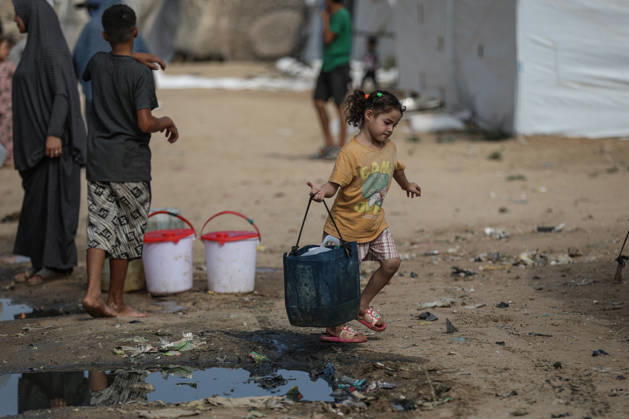 Palestinians still lack basic necessities amid Israel attacks DEIR AL BALAH, GAZA, PALESTINE - OCTOBER 10: Palestinians living in tents set up in the Bureij area carry water in containers to their makeshift shelters in Deir al Balah, Gaza, Palestine on October 10, 2026.The humanitarian crisis in the region continues to deepen, with thousands of displaced families struggling to survive without access to the most basic necessities. Adam Bilal Anadolu Deir al Balah Gaza. Editorial use only. Please get in touch for any other usage.  Copyright: x2026xAnadoluxAdamxBilalx