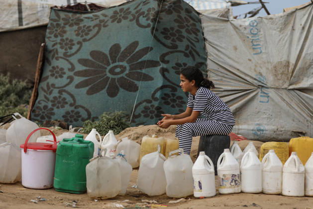 Palestinians still lack basic necessities amid Israel attacks DEIR AL BALAH, GAZA, PALESTINE - OCTOBER 10: Palestinians living in tents set up in the Bureij area carry water in containers to their makeshift shelters in Deir al Balah, Gaza, Palestine on October 10, 2026.The humanitarian crisis in the region continues to deepen, with thousands of displaced families struggling to survive without access to the most basic necessities. Adam Bilal Anadolu Deir al Balah Gaza. Editorial use only. Please get in touch for any other usage.  Copyright: x2026xAnadoluxAdamxBilalx