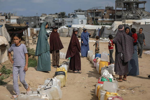 Palestinians still lack basic necessities amid Israel attacks DEIR AL BALAH, GAZA, PALESTINE - OCTOBER 10: Palestinians living in tents set up in the Bureij area carry water in containers to their makeshift shelters in Deir al Balah, Gaza, Palestine on October 10, 2026.The humanitarian crisis in the region continues to deepen, with thousands of displaced families struggling to survive without access to the most basic necessities. Adam Bilal Anadolu Deir al Balah Gaza. Editorial use only. Please get in touch for any other usage.  Copyright: x2026xAnadoluxAdamxBilalx