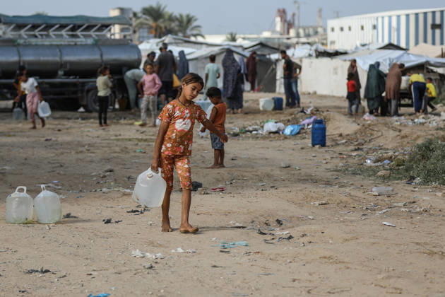 Palestinians still lack basic necessities amid Israel attacks DEIR AL BALAH, GAZA, PALESTINE - OCTOBER 10: Palestinians living in tents set up in the Bureij area carry water in containers to their makeshift shelters in Deir al Balah, Gaza, Palestine on October 10, 2026.The humanitarian crisis in the region continues to deepen, with thousands of displaced families struggling to survive without access to the most basic necessities. Adam Bilal Anadolu Deir al Balah Gaza. Editorial use only. Please get in touch for any other usage.  Copyright: x2026xAnadoluxAdamxBilalx