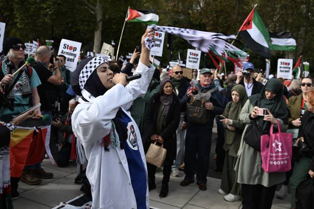 Pro-Palestine protest in London LONDON, UNITED KINGDOM - OCTOBER 10: People attend a pro-Palestine protest demanding to halt arms sales and impose sanctions to Israel, in London, United Kingdom on October 10, 2026. Rasid Necati Aslim Anadolu London United Kingdom. Editorial use only. Please get in touch for any other usage. Copyright: x2026xAnadoluxRasidxNecatixAslimx