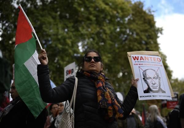 Pro-Palestine protest in London LONDON, UNITED KINGDOM - OCTOBER 10: People attend a pro-Palestine protest demanding to halt arms sales and impose sanctions to Israel, in London, United Kingdom on October 10, 2026. Rasid Necati Aslim Anadolu London United Kingdom. Editorial use only. Please get in touch for any other usage. Copyright: x2026xAnadoluxRasidxNecatixAslimx