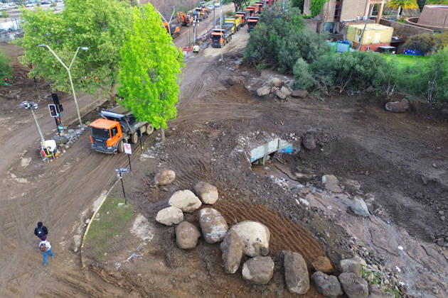 Santiago, October 10, 2026: Roadwork is underway following the flash flood that affected the Las Condes district. Dragomir Yankovic, Aton Chile, Santiago, Chile. Aton 1198271  Copyright: DRAGOMIRxYANKOVIC ATONxCHILE