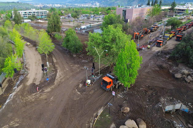 Santiago, October 10, 2026: Roadwork is underway following the flash flood that affected the Las Condes district. Dragomir Yankovic, Aton Chile, Santiago, Chile. Aton 1198273  Copyright: DRAGOMIRxYANKOVIC ATONxCHILE