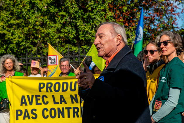 Environmental Activists Protest EU Pesticide Regulation - Paris Allain Bougrain-Dubourg, President of the Ligue pour la protection des oiseaux, joins environmental activists including Greenpeace, Cancer Colere, Collectif de soutien aux victimes des pesticides, Confédération paysanne, Avenir Sante Environnement and Medecins du Monde at Place de l Europe in Paris, France on October 10, 2026, to protest against the EU s proposed Omnibus X regulation that would extend pesticide approval durations, with organizers warning the text would increase exposure to hazardous substances for humans, ecosystems, food and territories. Photo by ABACAPRESS.COM Copyright: xPrezatxDenis ABACAx