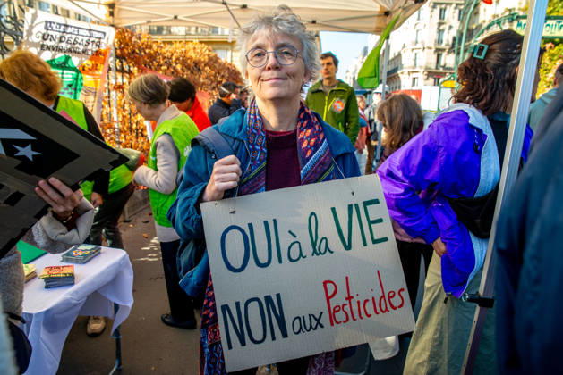 Environmental Activists Protest EU Pesticide Regulation - Paris Environmental organizations including Greenpeace, Cancer Colere, Collectif de soutien aux victimes des pesticides, Confédération paysanne, Avenir Sante Environnement and Medecins du Monde gather at Place de l Europe in Paris, France on October 10, 2026, to oppose the EU s proposed Omnibus X regulation that would extend pesticide approval durations, with activists warning the text would increase exposure to hazardous substances for humans, ecosystems, food and territories. Photo by ABACAPRESS.COM Copyright: xPrezatxDenis ABACAx