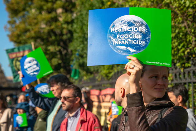Environmental Activists Protest EU Pesticide Regulation - Paris Environmental organizations including Greenpeace, Cancer Colere, Collectif de soutien aux victimes des pesticides, Confédération paysanne, Avenir Sante Environnement and Medecins du Monde gather at Place de l Europe in Paris, France on October 10, 2026, to oppose the EU s proposed Omnibus X regulation that would extend pesticide approval durations, with activists warning the text would increase exposure to hazardous substances for humans, ecosystems, food and territories. Photo by ABACAPRESS.COM Copyright: xPrezatxDenis ABACAx