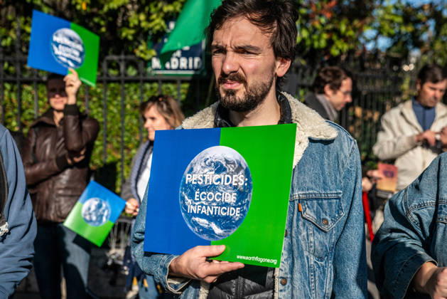 Environmental Activists Protest EU Pesticide Regulation - Paris Environmental organizations including Greenpeace, Cancer Colere, Collectif de soutien aux victimes des pesticides, Confédération paysanne, Avenir Sante Environnement and Medecins du Monde gather at Place de l Europe in Paris, France on October 10, 2026, to oppose the EU s proposed Omnibus X regulation that would extend pesticide approval durations, with activists warning the text would increase exposure to hazardous substances for humans, ecosystems, food and territories. Photo by ABACAPRESS.COM Copyright: xPrezatxDenis ABACAx