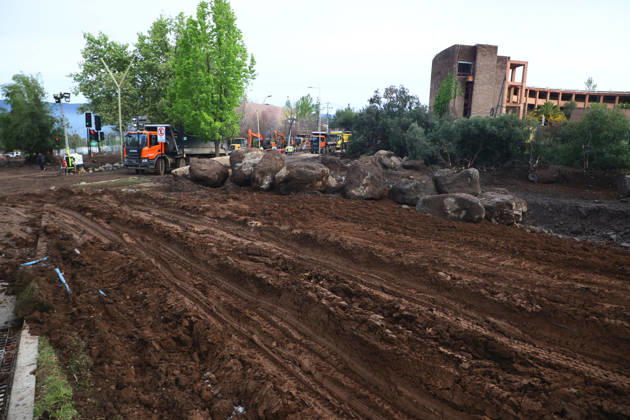 Santiago, October 10, 2026: Roadwork is underway following the flash flood that affected the Las Condes district. Dragomir Yankovic, Aton Chile, Santiago, Chile. Aton 1198314  Copyright: DRAGOMIRxYANKOVIC ATONxCHILE
