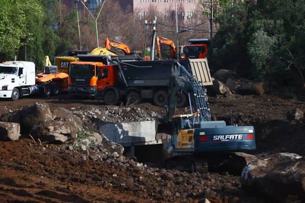 Santiago, October 10, 2026: Roadwork is underway following the flood that affected the Las Condes district. Dragomir Yankovic, Aton Chile, Santiago, Chile. Aton 1198294  Copyright: DRAGOMIRxYANKOVIC ATONxCHILE