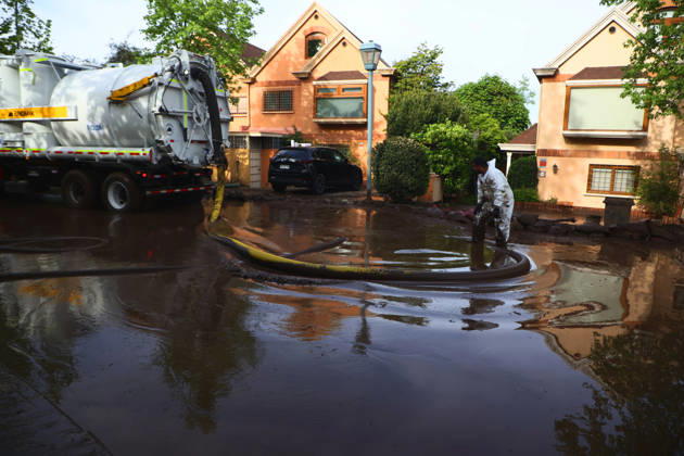 Santiago, October 10, 2026: Roadwork is underway following the flash flood that affected the Las Condes district. Dragomir Yankovic, Aton Chile, Santiago, Chile. Aton 1198297  Copyright: DRAGOMIRxYANKOVIC ATONxCHILE