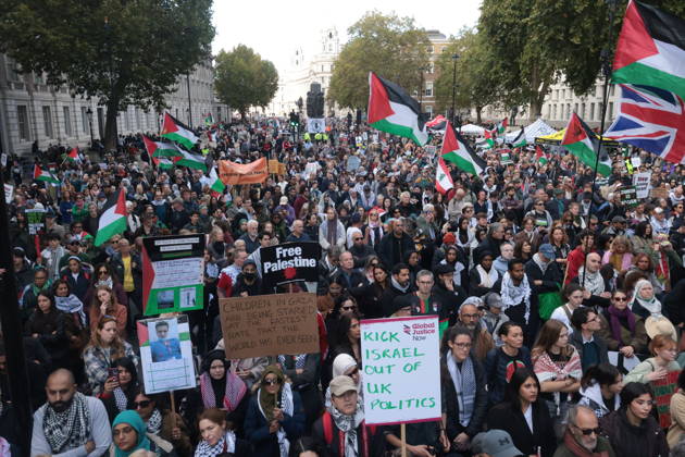 Image Licensed to Parsons Media. 10 10 2026. London, United Kingdom. Palestine Coalition Protest. Palestine Coalition protest march through London, with zionist counter protesters gathered outside New Scotland Yard.  Copyright: xMartynxWheatleyx xParsonsxMediax PAR-9243-0040