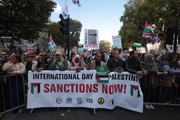 Image Licensed to Parsons Media. 10 10 2026. London, United Kingdom. Palestine Coalition Protest. Palestine Coalition protest march through London, with zionist counter protesters gathered outside New Scotland Yard.  Copyright: xMartynxWheatleyx xParsonsxMediax PAR-9243-0041