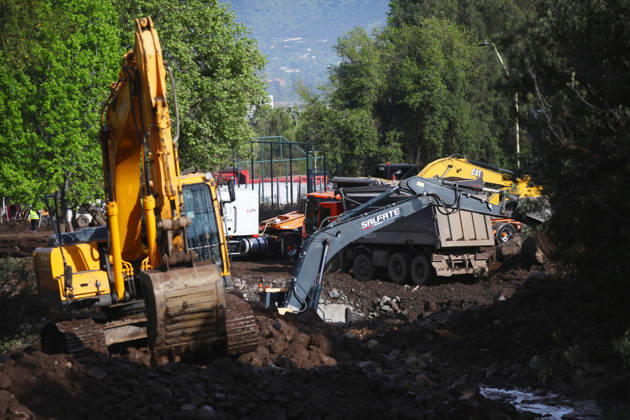 Santiago, October 10, 2026: Roadwork is underway following the flash flood that affected the Las Condes district. Dragomir Yankovic, Aton Chile, Santiago, Chile. Aton 1198317  Copyright: DRAGOMIRxYANKOVIC ATONxCHILE