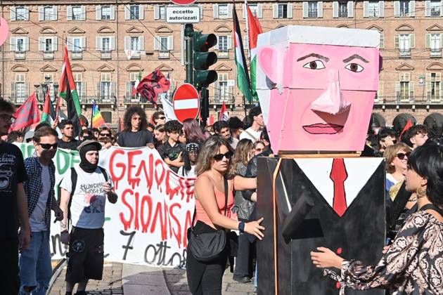 October 10, 2026, Torino: People participate in a protest organized by the Pro-Palestinian Movement for Palestine in Turin, Italy, 10 October 2026. ANSA ALESSANDRO DI MARCO Torino  - ZUMAa110 20261010_zaf_a110_005 Copyright: xAlessandroxDixMarcox