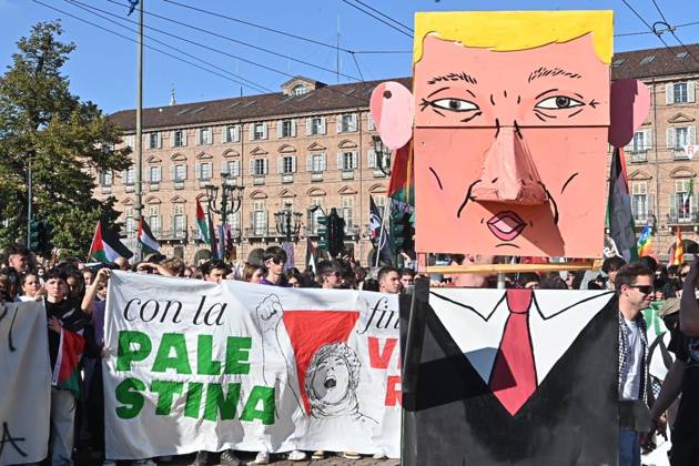October 10, 2026, Torino: People participate in a protest organized by the Pro-Palestinian Movement for Palestine in Turin, Italy, 10 October 2026. ANSA ALESSANDRO DI MARCO Torino  - ZUMAa110 20261010_zaf_a110_006 Copyright: xAlessandroxDixMarcox