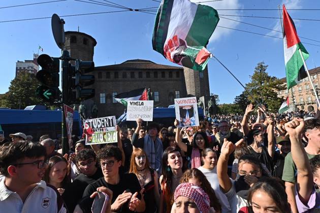 October 10, 2026, Torino: People participate in a protest organized by the Pro-Palestinian Movement for Palestine in Turin, Italy, 10 October 2026. ANSA ALESSANDRO DI MARCO Torino  - ZUMAa110 20261010_zaf_a110_008 Copyright: xAlessandroxDixMarcox