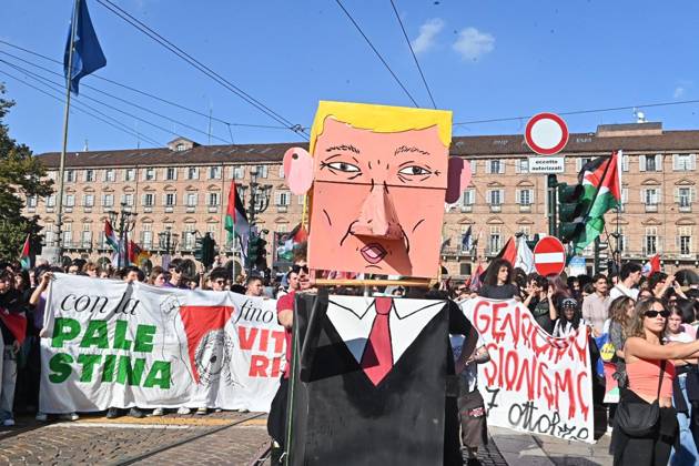 October 10, 2026, Torino: People participate in a protest organized by the Pro-Palestinian Movement for Palestine in Turin, Italy, 10 October 2026. ANSA ALESSANDRO DI MARCO Torino  - ZUMAa110 20261010_zaf_a110_009 Copyright: xAlessandroxDixMarcox