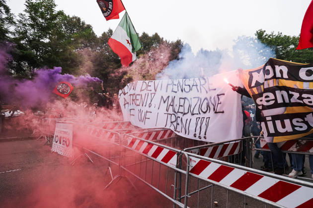 IPA89501914 - Milan: A League protest titled A Safer Milan, Stop the Social Centers against the Lambretta Social Center on Via Rizzoli. In the photo: Clashes during the demonstration Copyright: xAlessandroxBremecx xx IPA89501914