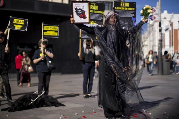 Protest in Madrid on the Day Against the Death Penalty - 10 Oct 2026 A woman holds a portrait, wearing a veil on her head during a rally against the death penalty in Callao Square in central Madrid. World Day Against the Death Penalty has been observed every October 10th since 2003. Madrid Spain Copyright: xLuisxSotox xSOPAxImagesx LSOTODCPM05