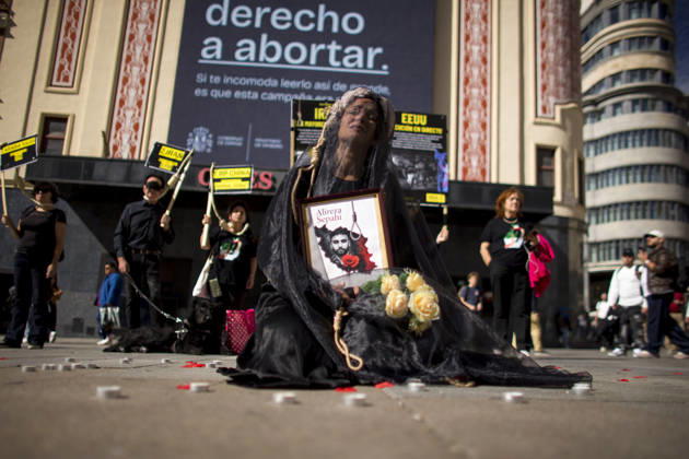 Protest in Madrid on the Day Against the Death Penalty - 10 Oct 2026 A woman holds a portrait, wearing a veil on her head during a rally against the death penalty in Callao Square in central Madrid. World Day Against the Death Penalty has been observed every October 10th since 2003. Madrid Spain Copyright: xLuisxSotox xSOPAxImagesx LSOTODCPM08