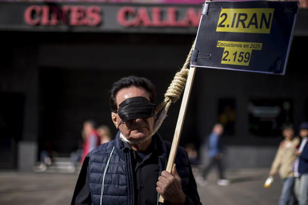 October 10, 2026, Madrid, Spain: A protester holds a placard and a noose around their neck during a rally against the death penalty in Callao Square in central Madrid. World Day Against the Death Penalty has been observed every October 10th since 2003. Madrid Spain - ZUMAs197 20261010_aaa_s197_021 Copyright: xLuisxSotox