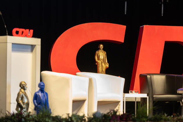 Festakt zu 150 Jahren Adenauer und 80 Jahren CDU Bad Honnef - 10.10.26 Statue von Konrad Adenauer von Ottmar Hörl - Festakt zu 150 Jahren Konrad Adenauer und 80 Jahren CDU Bad Honnef im Kursaal in Bad Honnef. Adenauer, der erste Bundeskanzler, wurde am 5. Januar 1876 geboren und lebte in Rhöndorf. Die CDU Bad Honnef feierte ihr 80-jähriges Bestehen. Bad Honnef Kursaal Nordrhein-Westfalen Deutschland Copyright: xMarcxJohnx