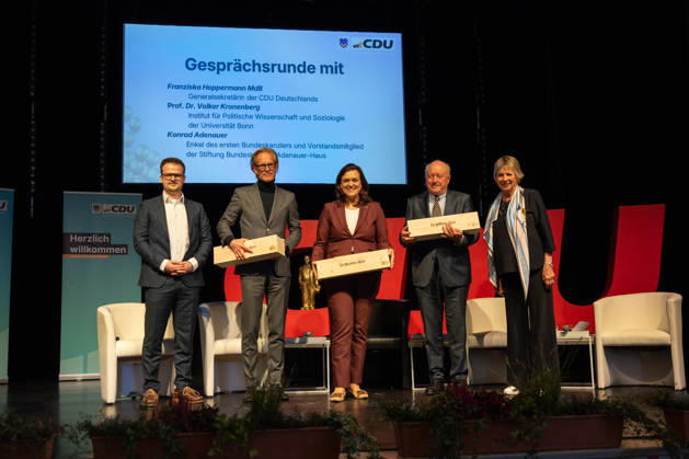 Gesprächsrunde beim Festakt zu 150 Jahren Adenauer und 80 Jahren CDU Bad Honnef - 10.10.26 Gesprächsrunde beim Festakt zu 150 Jahren Konrad Adenauer und 80 Jahren CDU Bad Honnef (v. l.): Lennard VAN DEN BROCK (Mitgliederbeauftragter CDU Bad Honnef), Prof. Dr. Volker KRONENBERG (Universität Bonn), CDU-Generalsekretärin Franziska HOPPERMANN (MdB, CDU), Konrad ADENAUER, Enkel des ersten Bundeskanzlers, und Susanne LANGGUTH (stellv. Vorsitzende CDU Bad Honnef). Bad Honnef Kursaal Nordrhein-Westfalen Deutschland Copyright: xMarcxJohnx