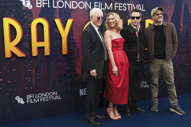 Brad Bird, Scarlett Johansson, Sam Rockwell und Michael Giacchino bei der Premiere des Netflix-Animationsfilms Ray Gunn auf dem 70. BFI London Film Festival 2026 in der Royal Festival Hall. London, 10.10.2026