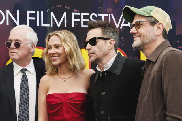 Brad Bird, Scarlett Johansson, Sam Rockwell und Michael Giacchino bei der Premiere des Netflix-Animationsfilms Ray Gunn auf dem 70. BFI London Film Festival 2026 in der Royal Festival Hall. London, 10.10.2026
