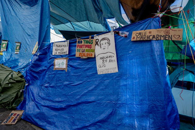 The Community of Madrid describes the encampment at Puerta del Sol as completely anarchic and laments the disastrous image it presents to tourists. Several messages on Maricarmen Street, at Puerta del Sol, on October 10, 2026, in Madrid, Spain. The Regional Minister of Housing, Transportation, and Infrastructure for the Community of Madrid, Jorge Rodrigo, stated this Saturday that the encampment set up in Madrid’s Puerta del Sol since September 26, in protest of the housing crisis, is completely anarchic and has lamented the very negative image it may present of the capital to tourists during this Columbus Day long weekend. OCTOBER 10, 2026 SOL PROTEST CAMP HOUSING MARICARMEN FLOWERS MESSAGES Madrid Madrid Spain Copyright: xRicardoxRubiox 7835261