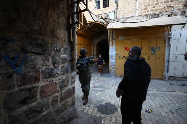 Israeli settlers raid Hebron in the West Bank HEBRON, PALESTINE, WEST BANK - OCTOBER 10: Israeli settlers, under the protection of Israeli forces, raid the Old City area of Hebron in the southern West Bank, Palestine, on October 10, 2026. During the raid, Israeli forces block entry and exit points, restricting the movement of Palestinians in the area. Wisam Hashlamoun Anadolu Hebron West Bank. Editorial use only. Please get in touch for any other usage. Copyright: x2026xAnadoluxWisamxHashlamounx