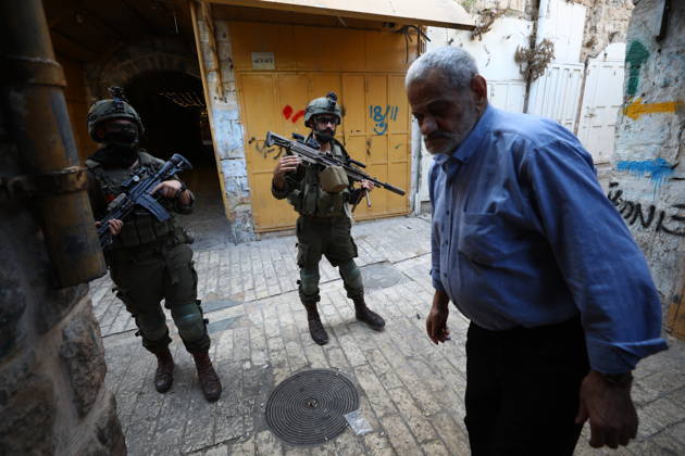 Israeli settlers raid Hebron in the West Bank HEBRON, PALESTINE, WEST BANK - OCTOBER 10: Israeli settlers, under the protection of Israeli forces, raid the Old City area of Hebron in the southern West Bank, Palestine, on October 10, 2026. During the raid, Israeli forces block entry and exit points, restricting the movement of Palestinians in the area. Wisam Hashlamoun Anadolu Hebron West Bank. Editorial use only. Please get in touch for any other usage. Copyright: x2026xAnadoluxWisamxHashlamounx